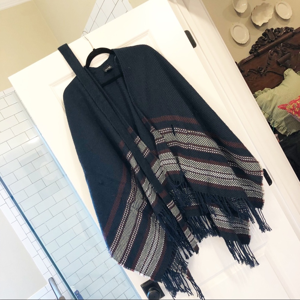 Warm poncho with tie